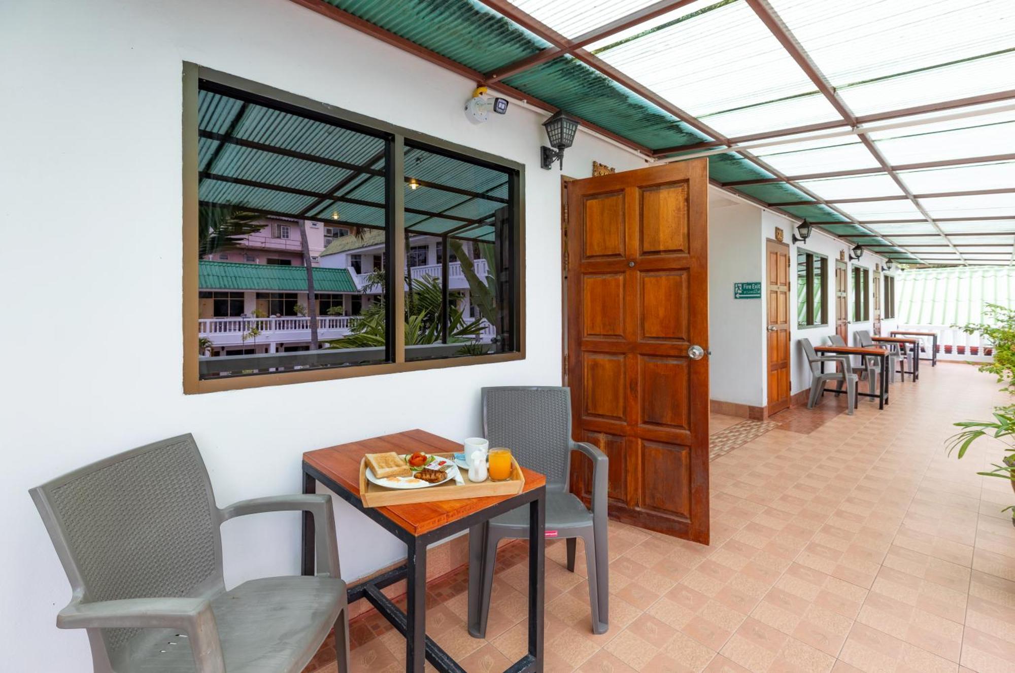 Hotel The Expat Patong